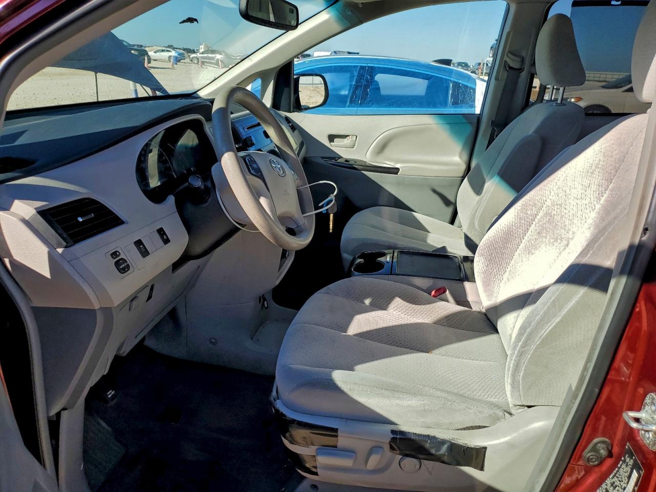 2013 TOYOTA SIENNA LE photo 7