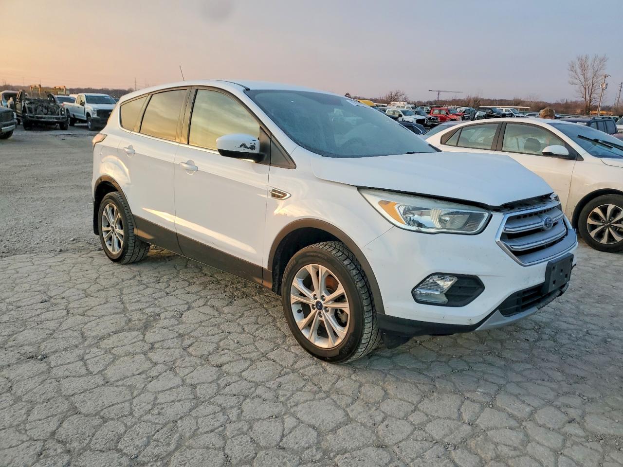 2017 FORD ESCAPE SE photo 4