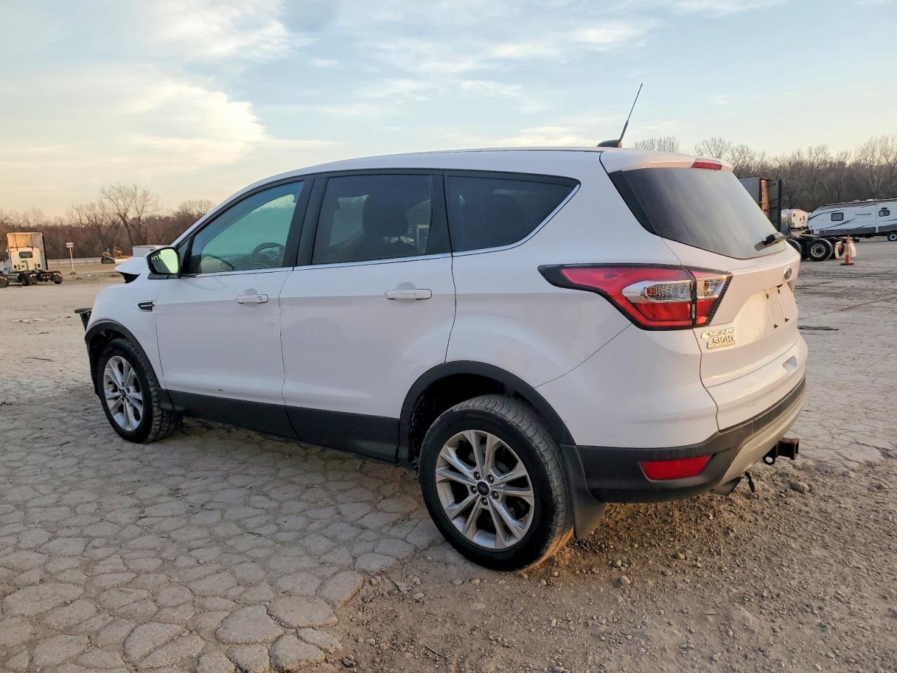 2017 FORD ESCAPE SE photo 2