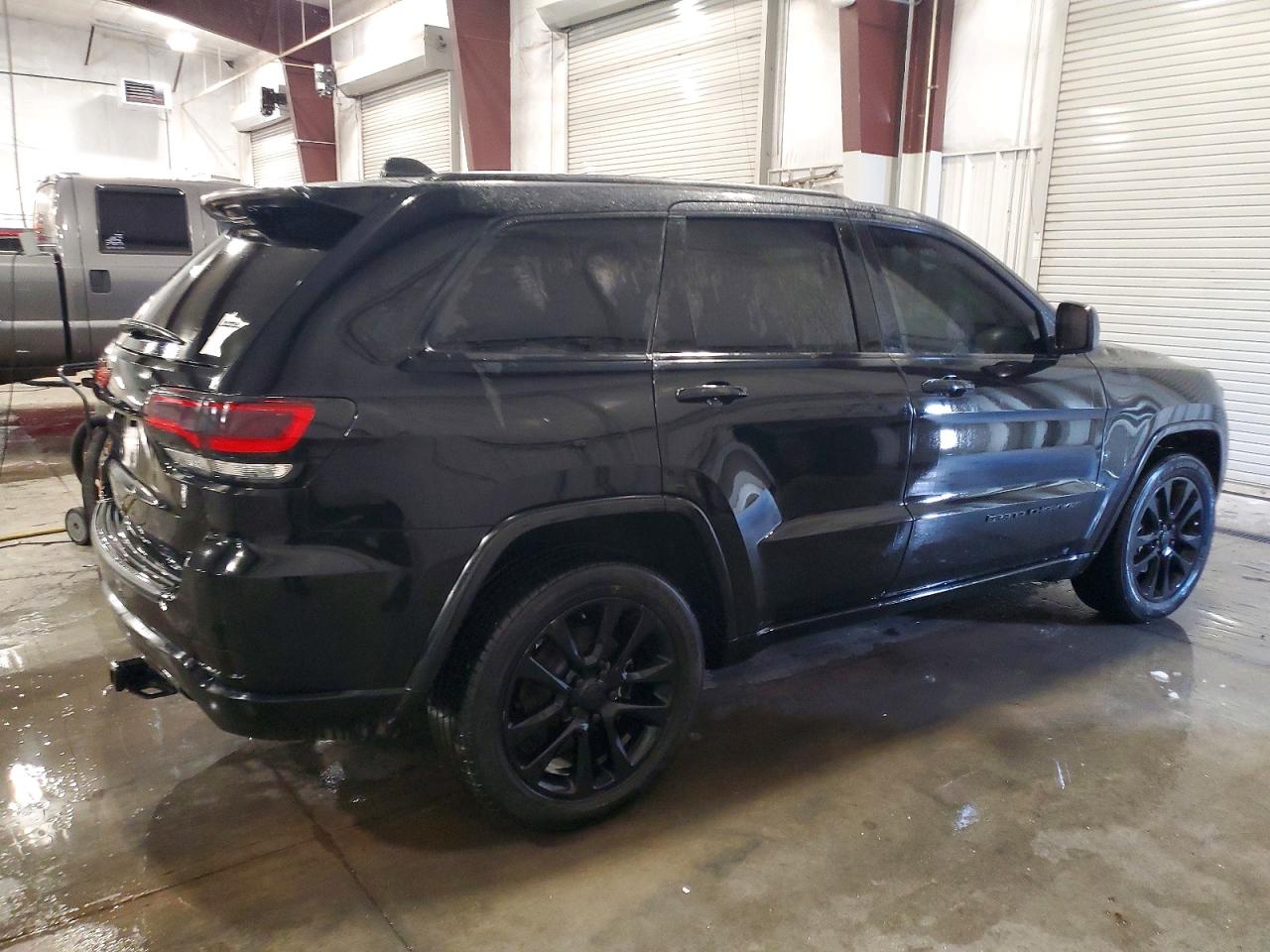 2020 JEEP GRAND CHEROKEE LAREDO photo 3