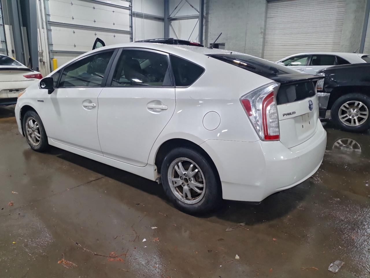 2013 TOYOTA PRIUS photo 2