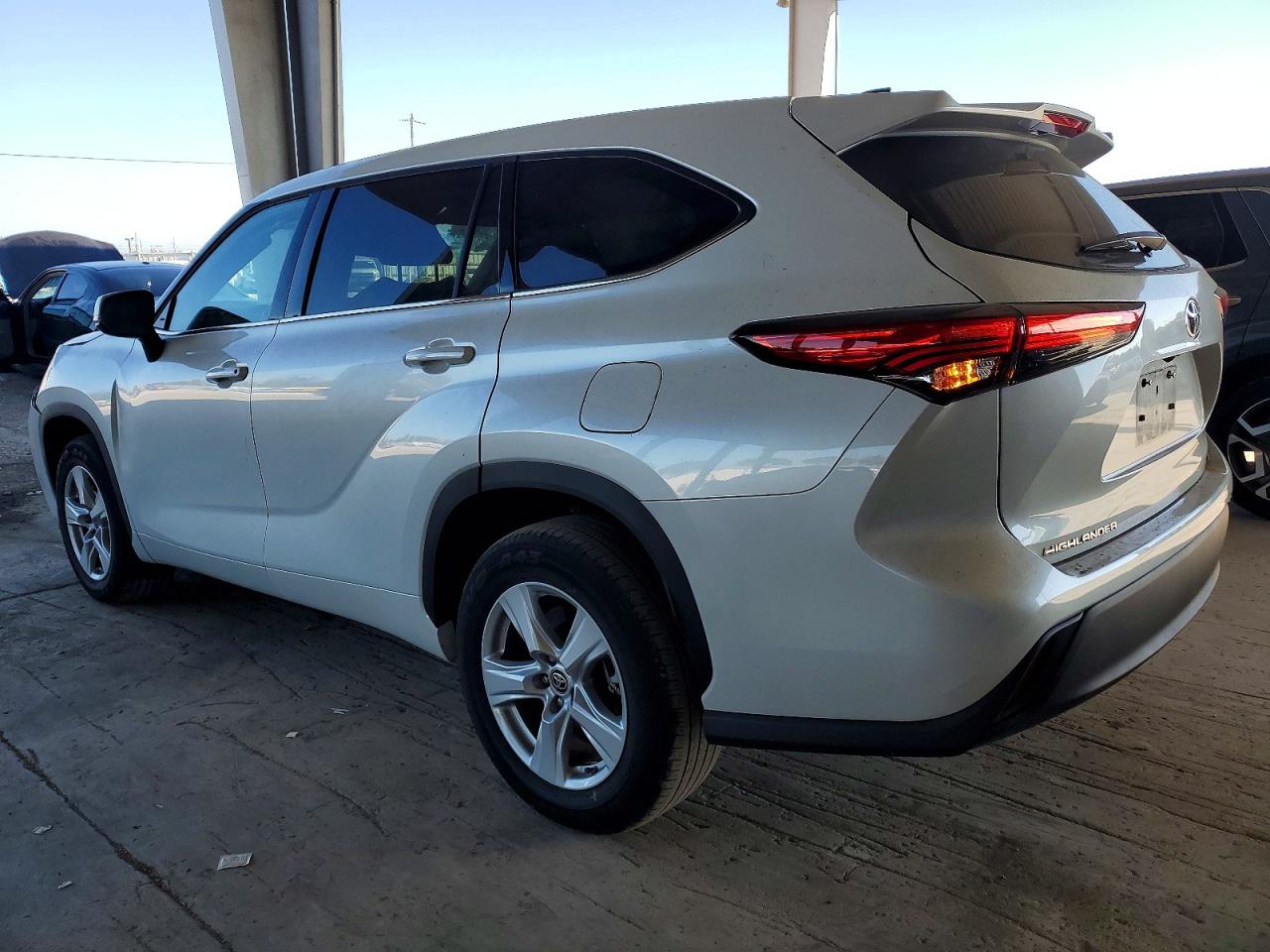 2022 TOYOTA HIGHLANDER L photo 2