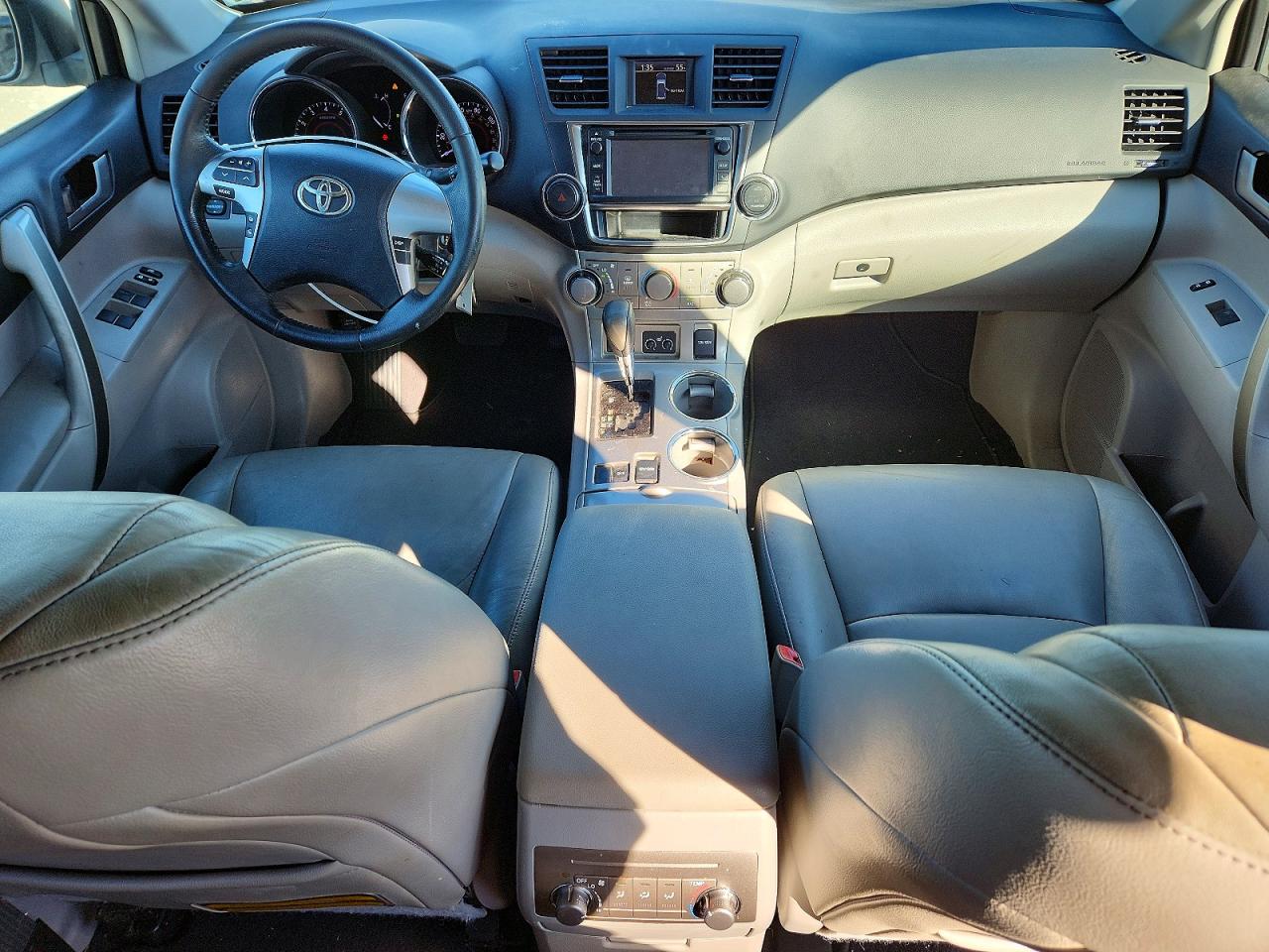 2013 TOYOTA HIGHLANDER BASE photo 8