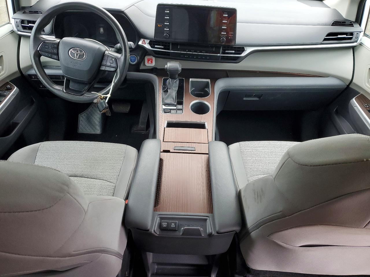 2022 TOYOTA SIENNA LE photo 8