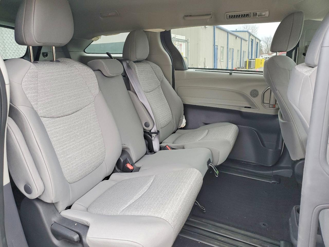 2022 TOYOTA SIENNA LE photo 11