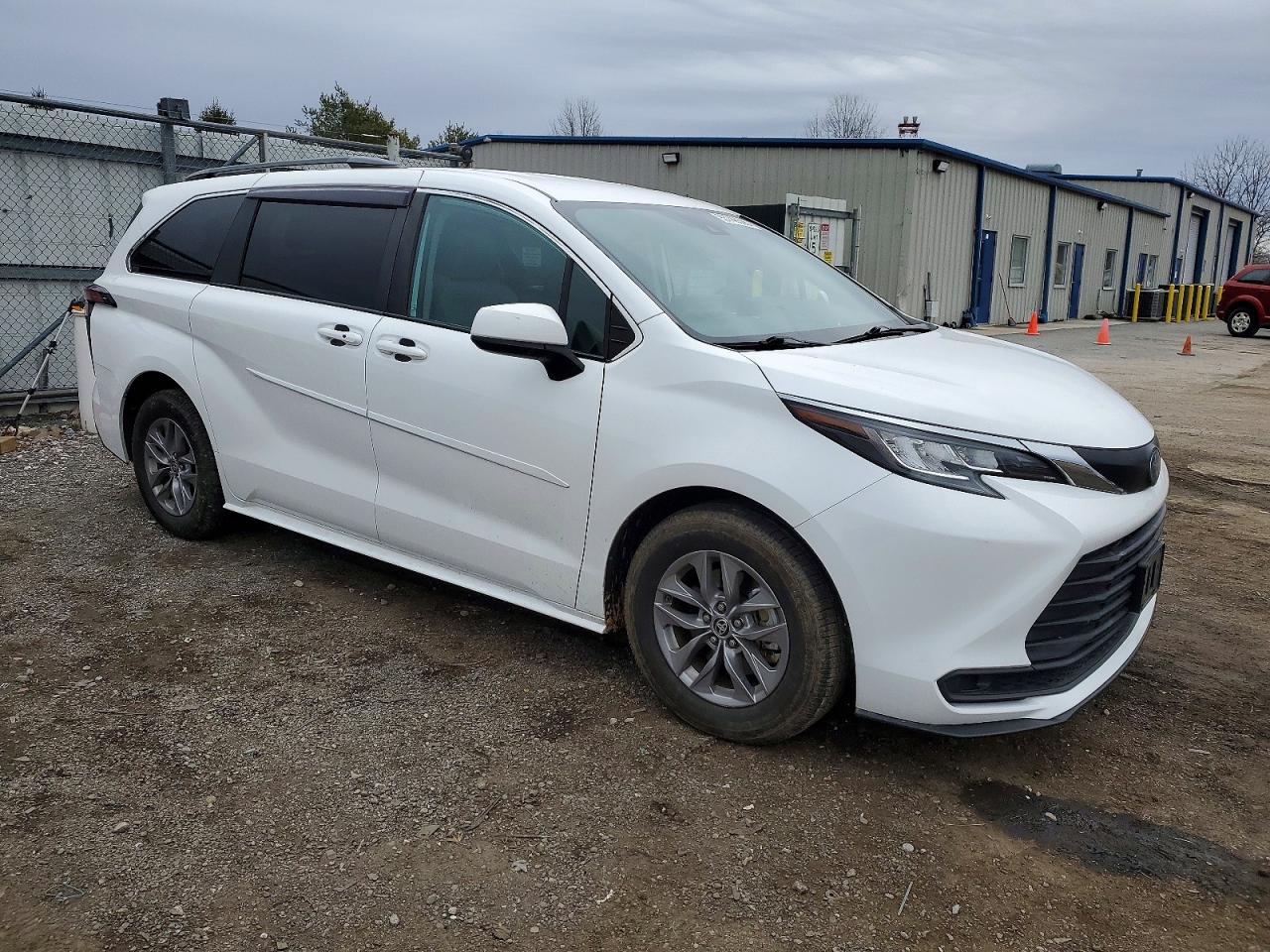 2022 TOYOTA SIENNA LE photo 4