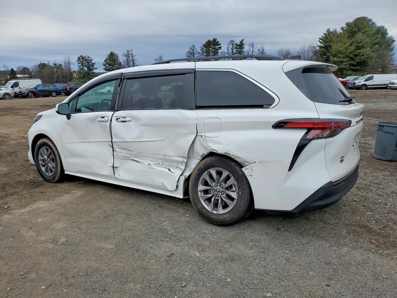 2022 TOYOTA SIENNA LE photo 2