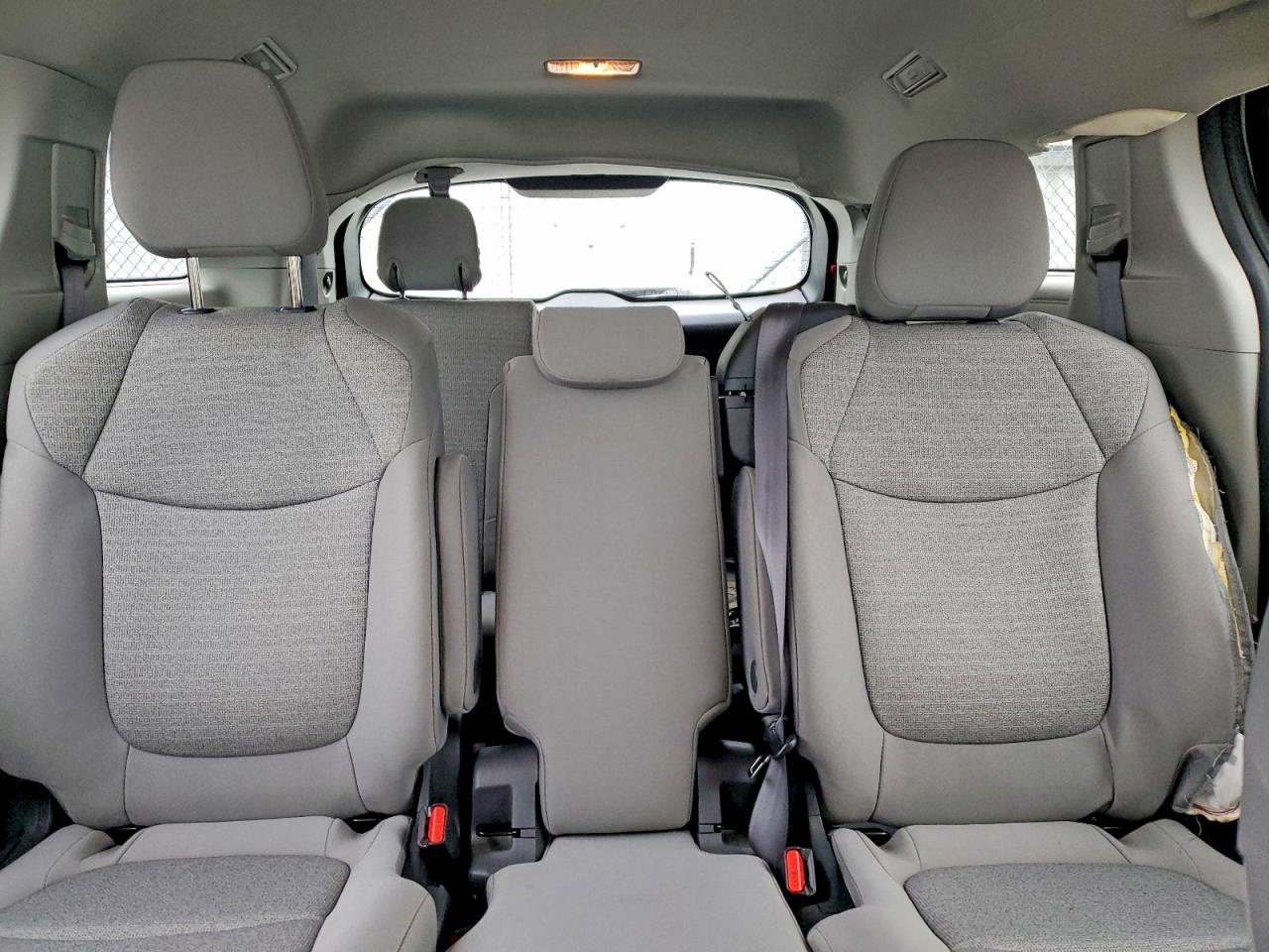 2022 TOYOTA SIENNA LE photo 10