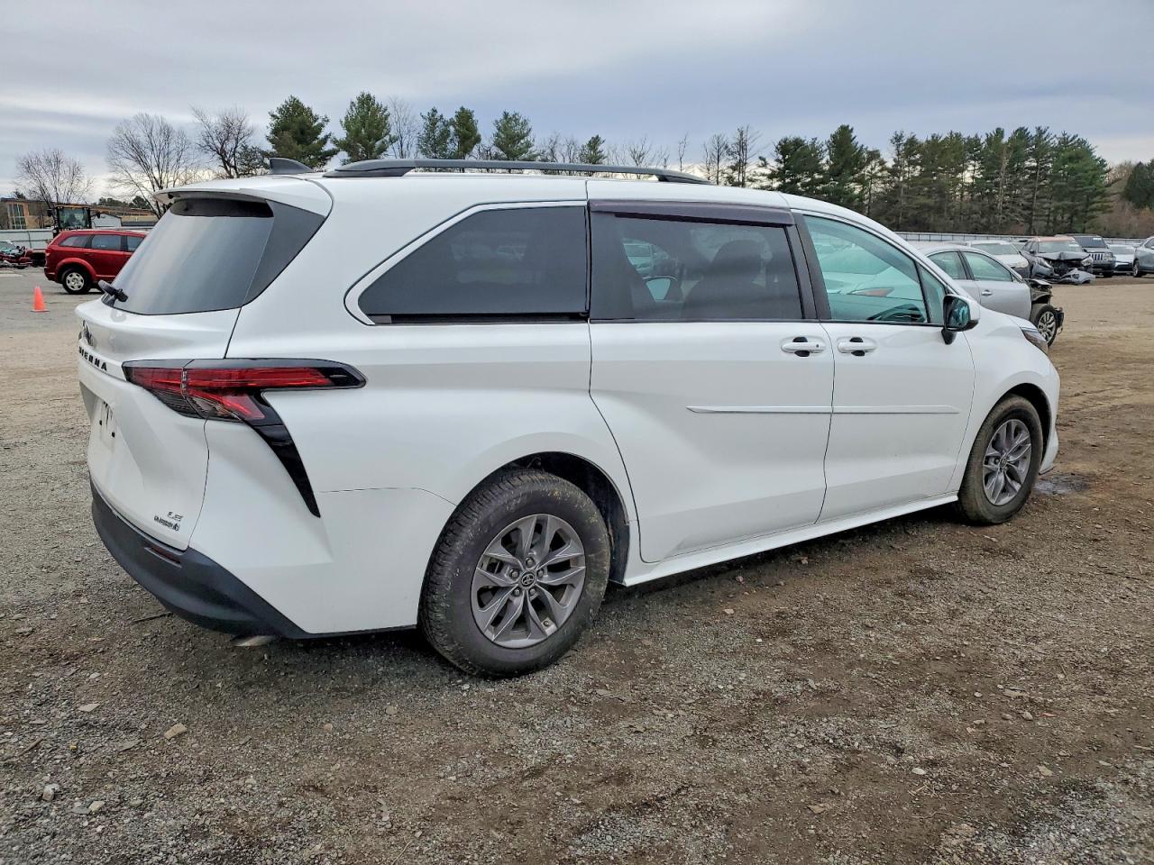 2022 TOYOTA SIENNA LE photo 3