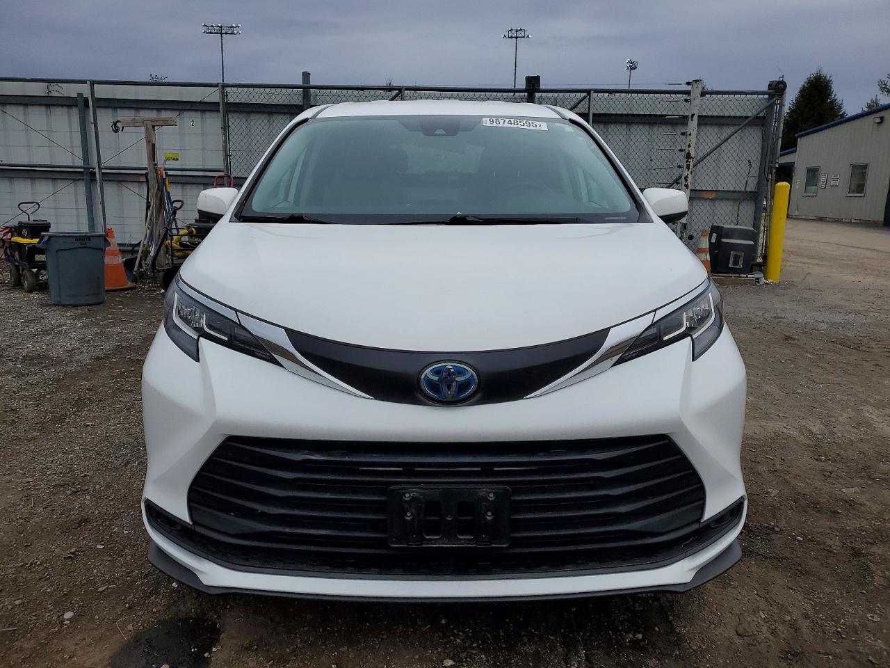 2022 TOYOTA SIENNA LE photo 5