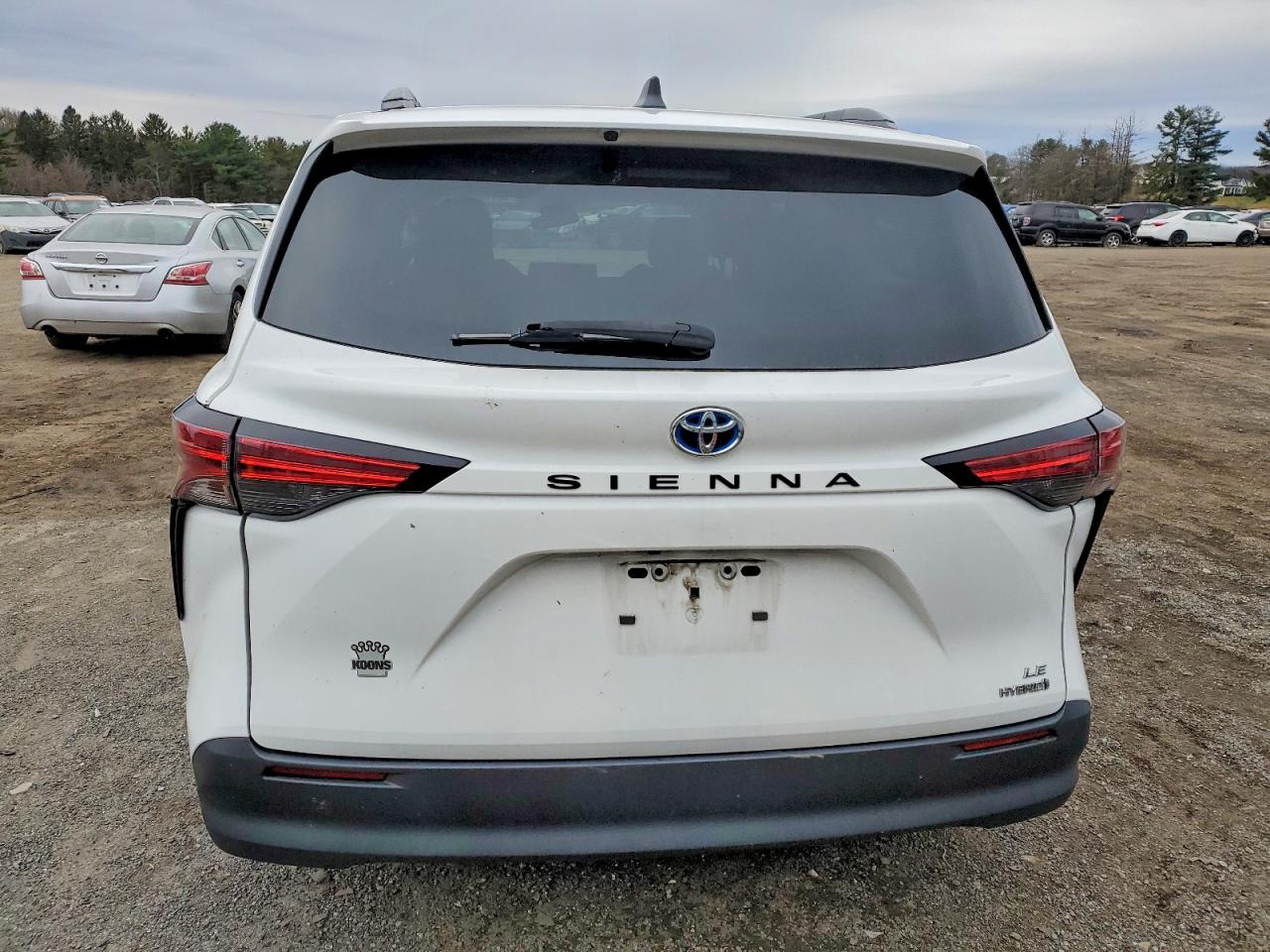 2022 TOYOTA SIENNA LE photo 6
