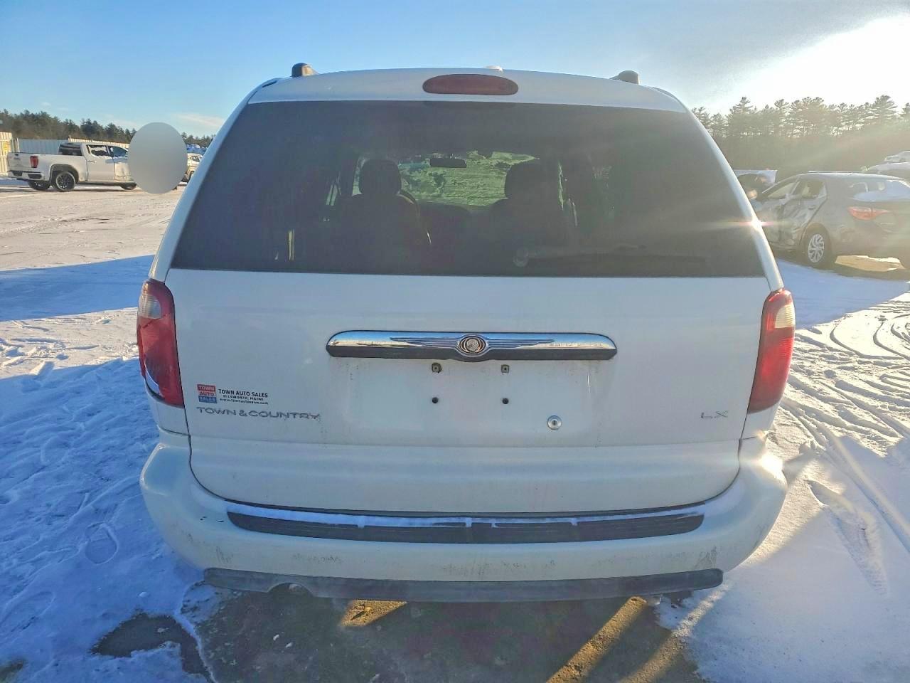 2005 CHRYSLER TOWN & COUNTRY LX photo 11