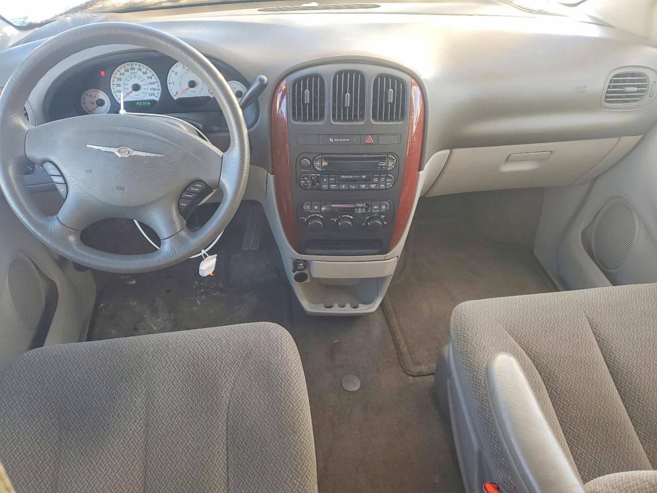 2005 CHRYSLER TOWN & COUNTRY LX photo 15