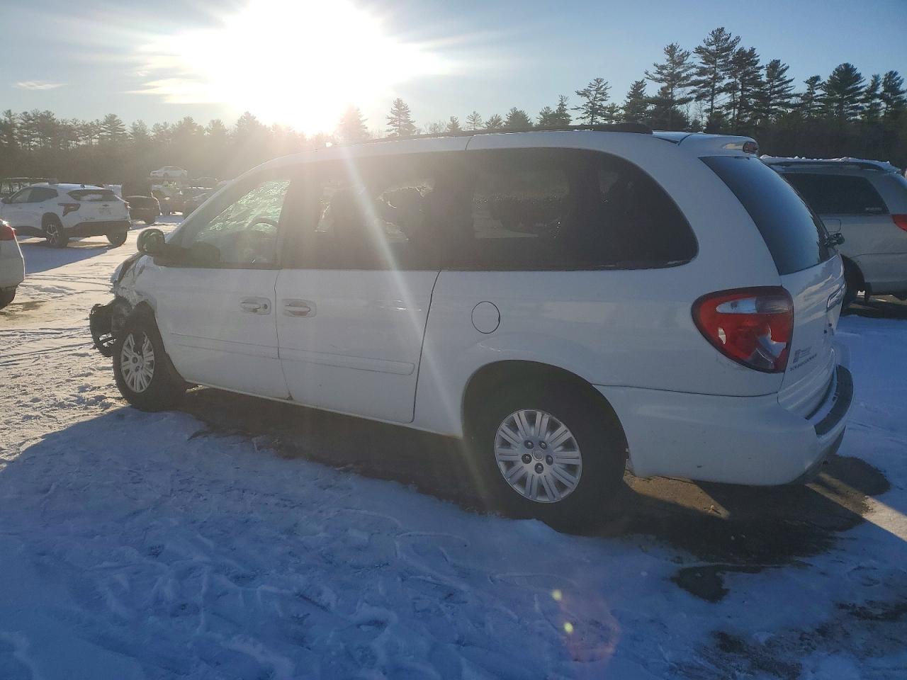 2005 CHRYSLER TOWN & COUNTRY LX photo 3