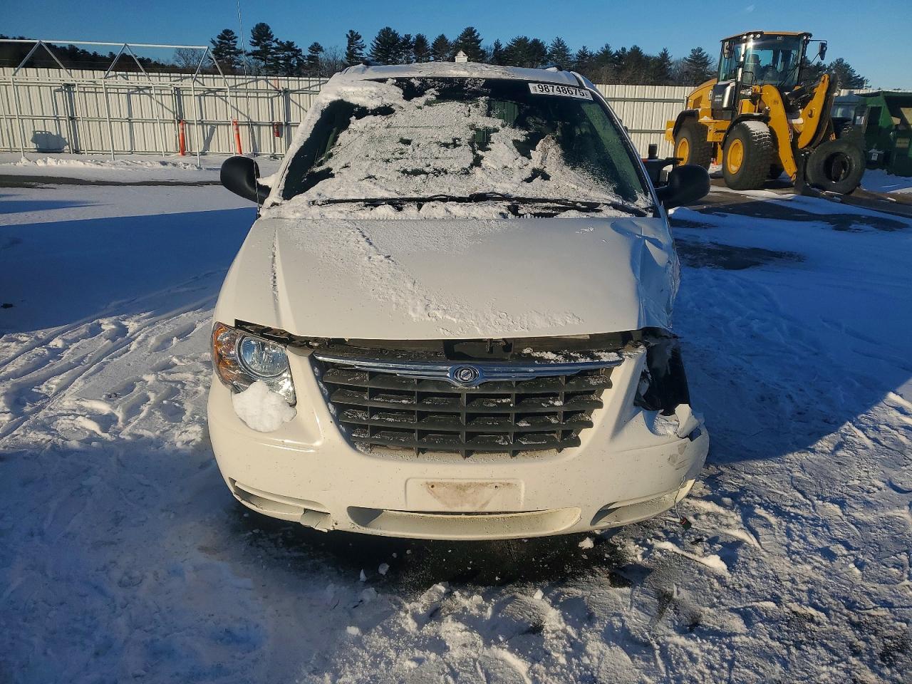 2005 CHRYSLER TOWN & COUNTRY LX photo 9