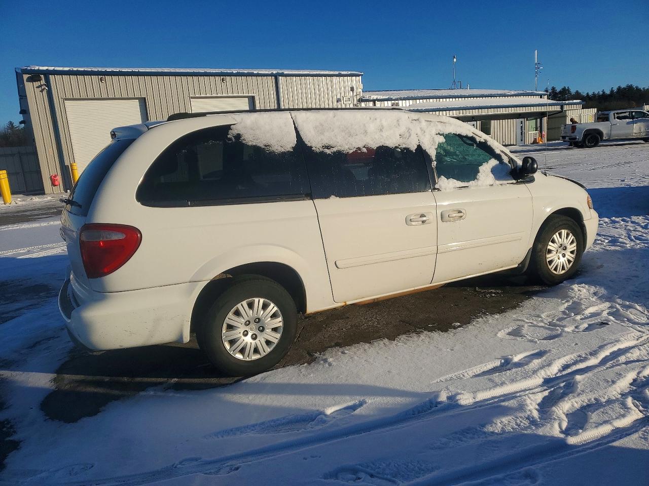 2005 CHRYSLER TOWN & COUNTRY LX photo 5