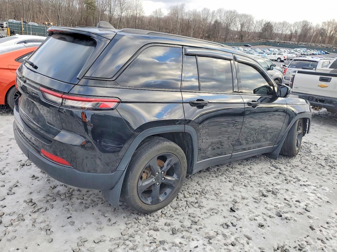 2023 JEEP GRAND CHEROKEE LAREDO photo 3
