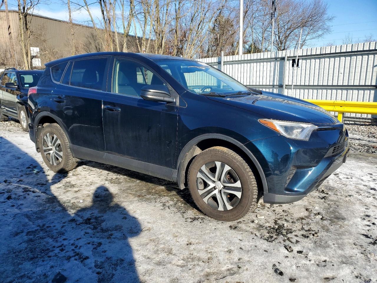 2018 TOYOTA RAV4 LE photo 4