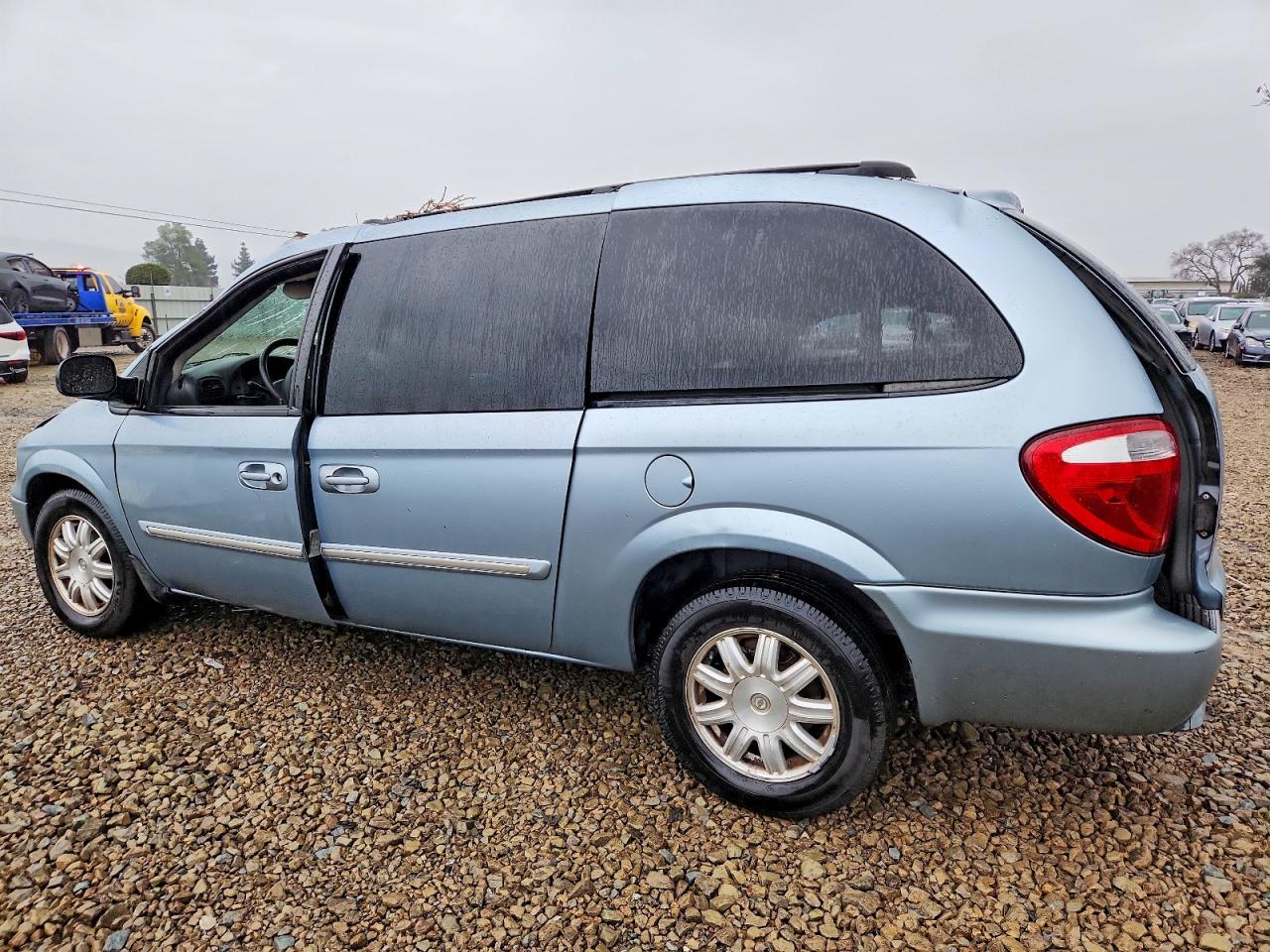 2005 CHRYSLER TOWN & COUNTRY TOURING photo 3