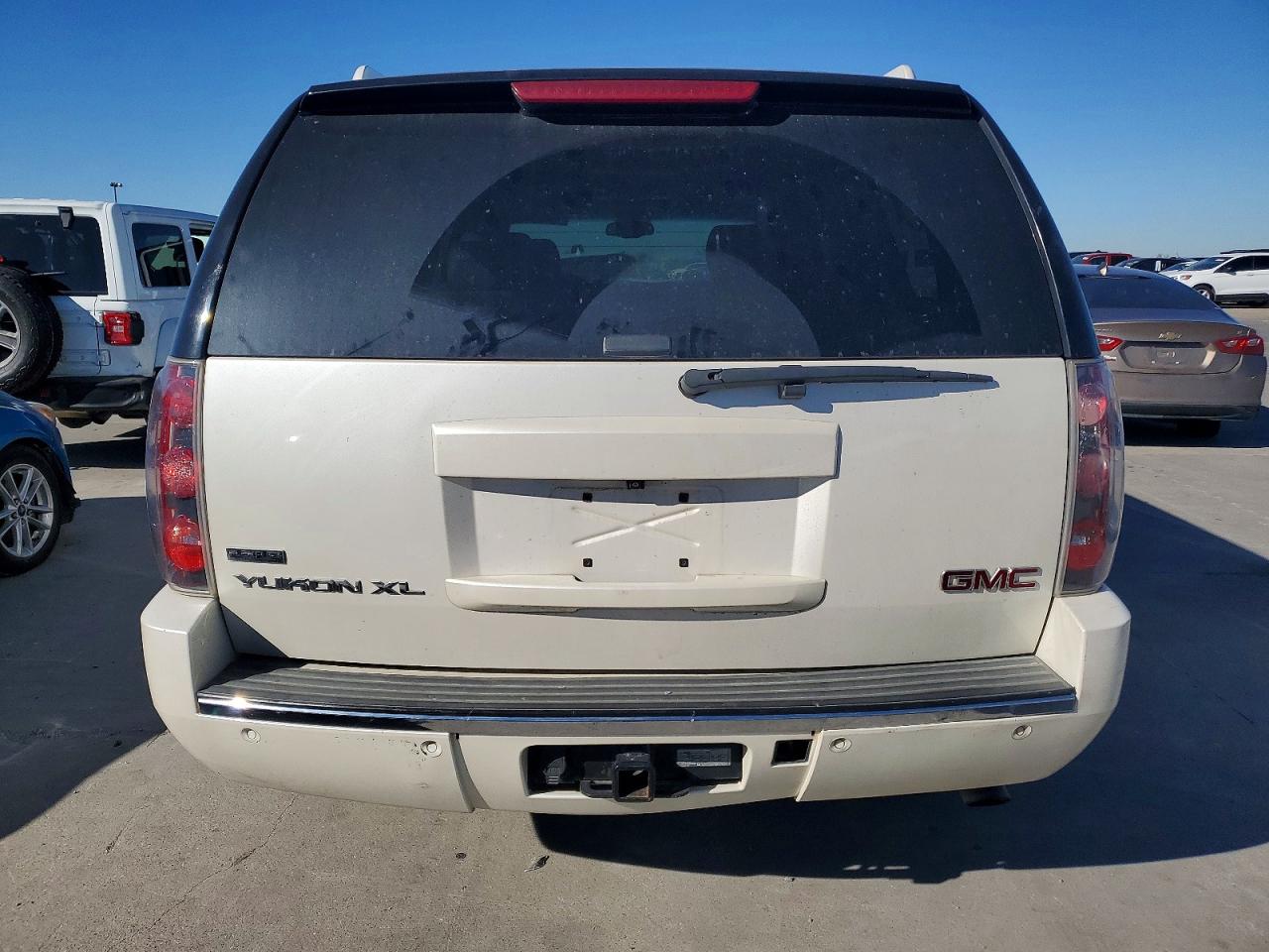 2011 GMC YUKON XL DENALI photo 6