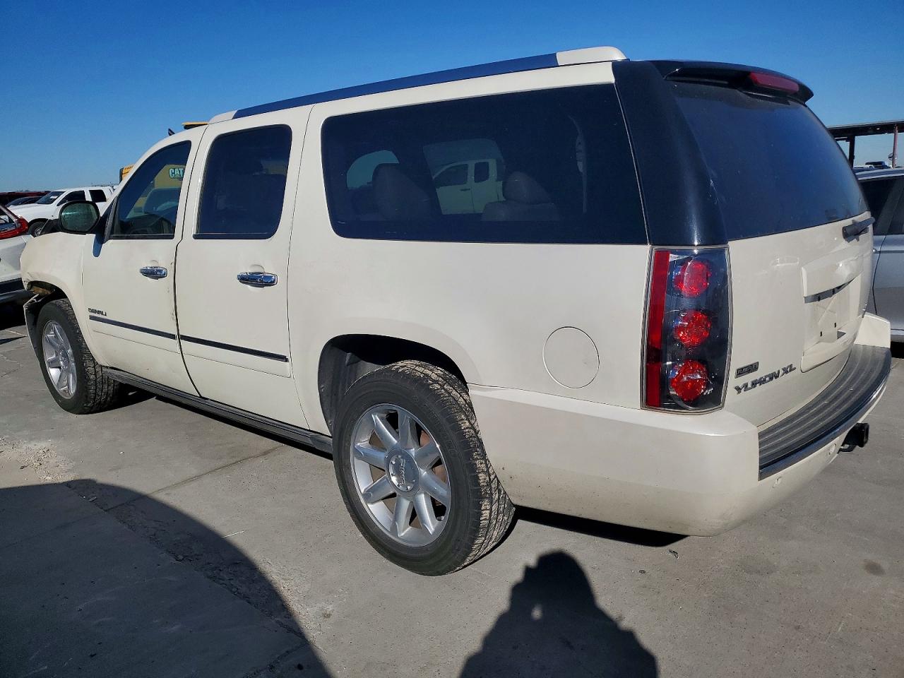 2011 GMC YUKON XL DENALI photo 2