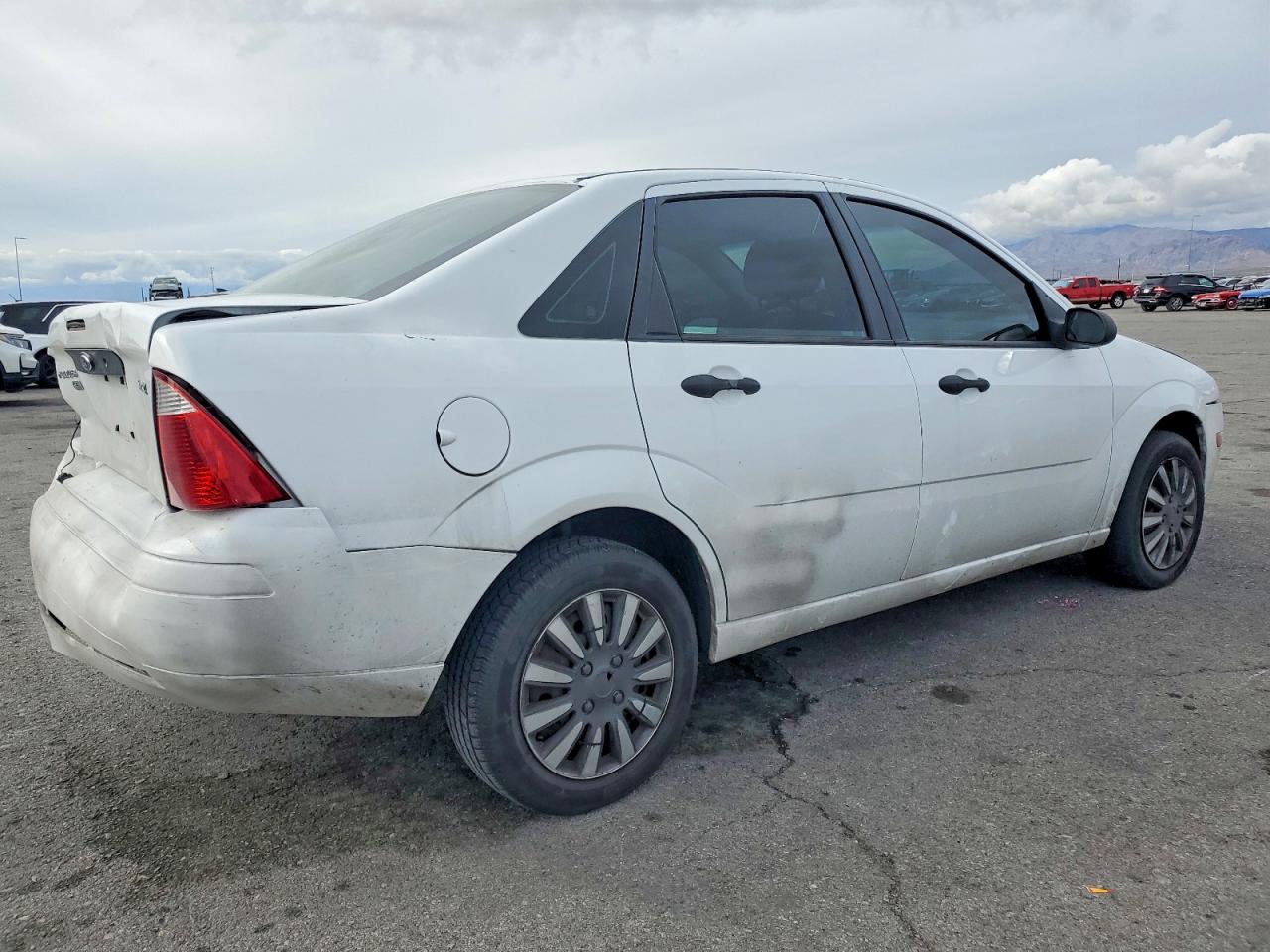 2005 FORD FOCUS ZX4 photo 3