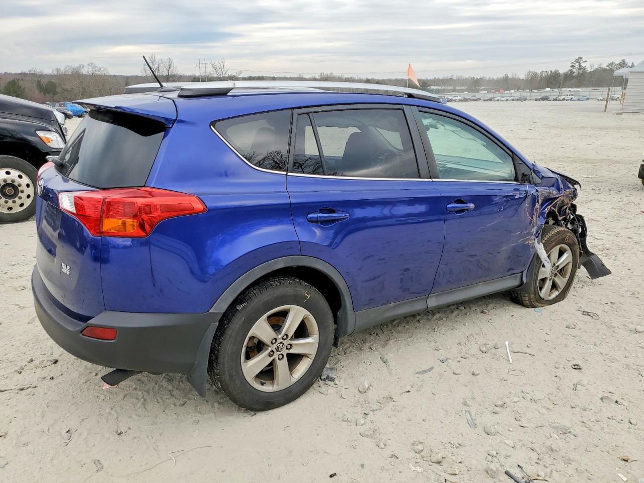 2015 TOYOTA RAV4 XLE photo 3