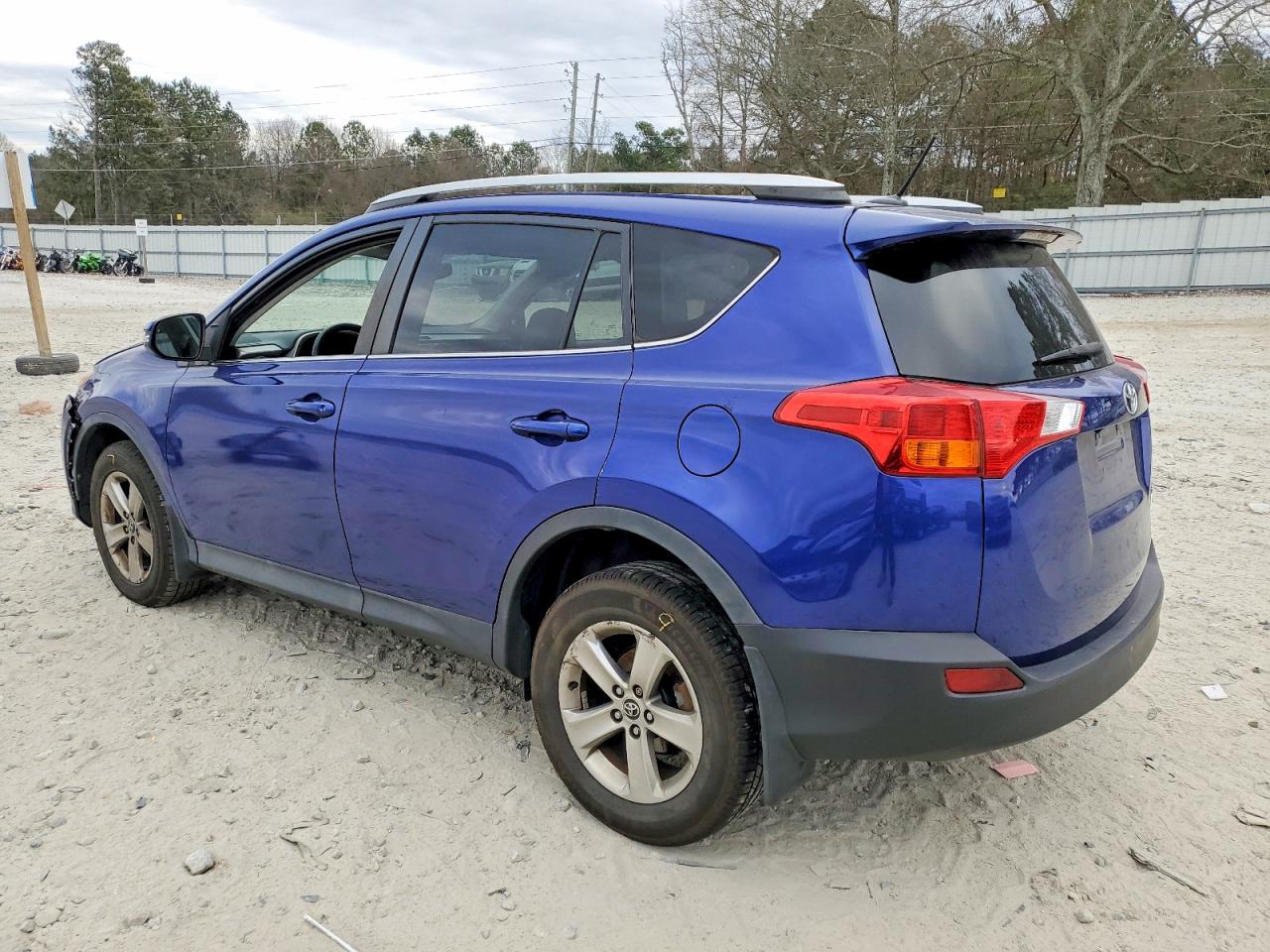 2015 TOYOTA RAV4 XLE photo 2