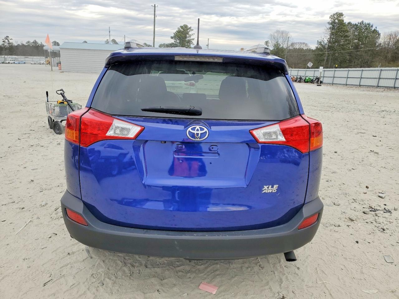 2015 TOYOTA RAV4 XLE photo 6