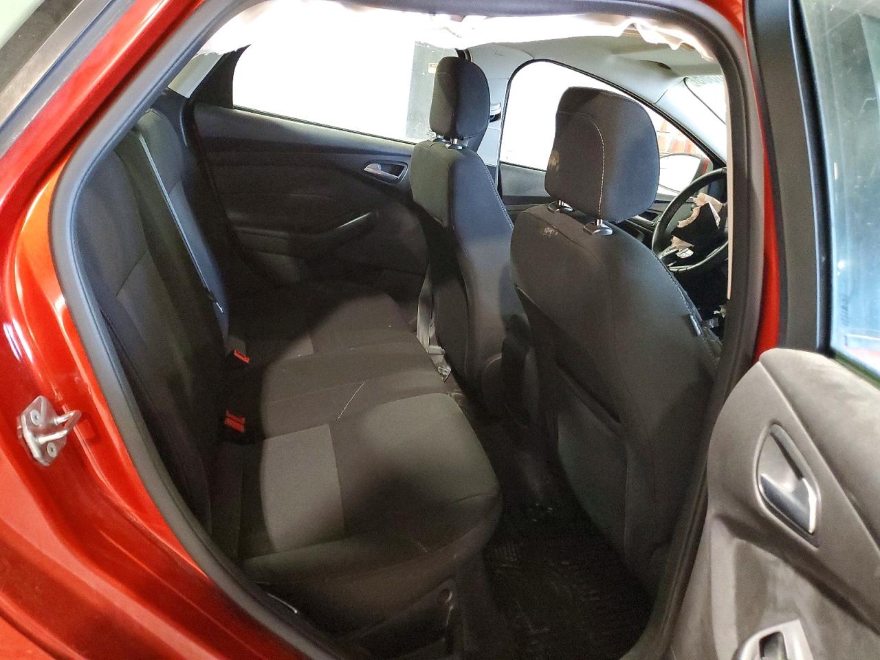 2018 FORD FOCUS SE photo 11