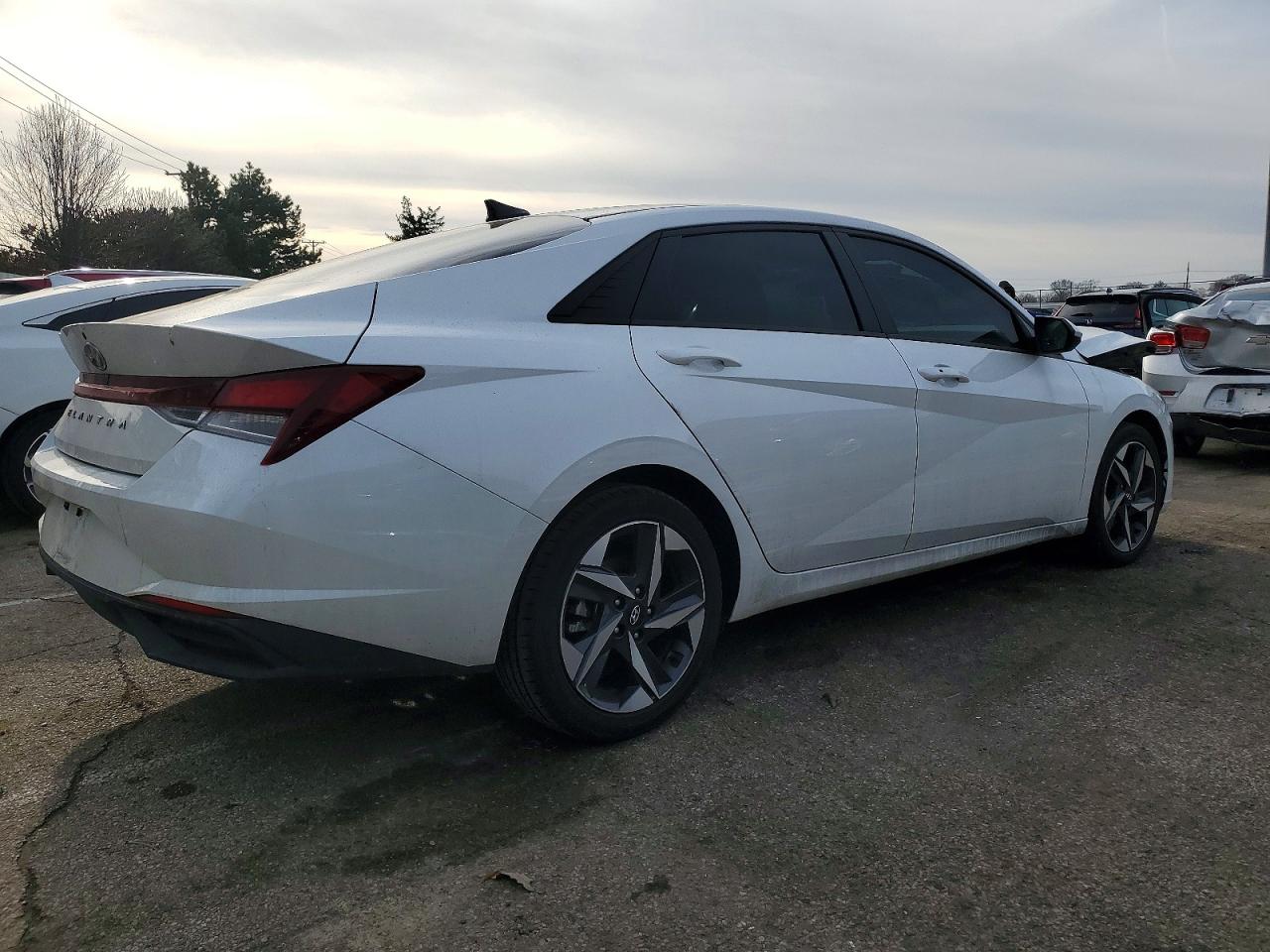 2023 HYUNDAI ELANTRA SEL photo 3