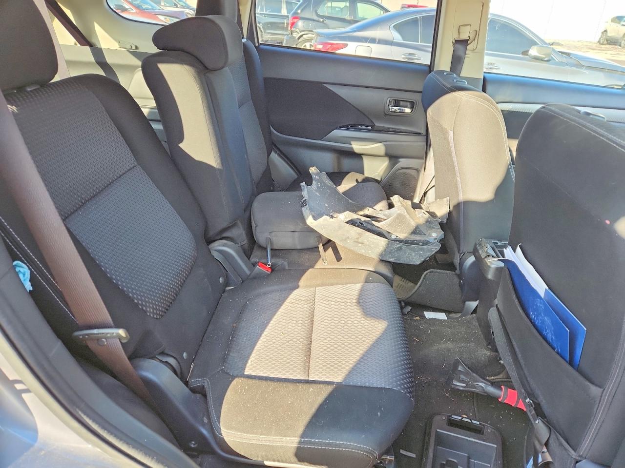 2017 MITSUBISHI OUTLANDER SE photo 11