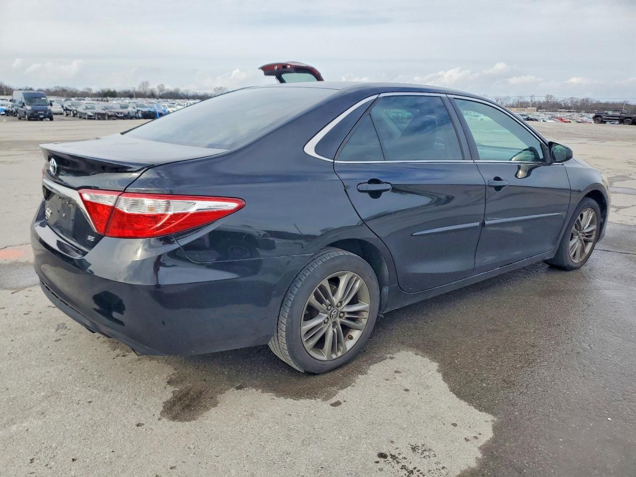 2015 TOYOTA CAMRY LE photo 3