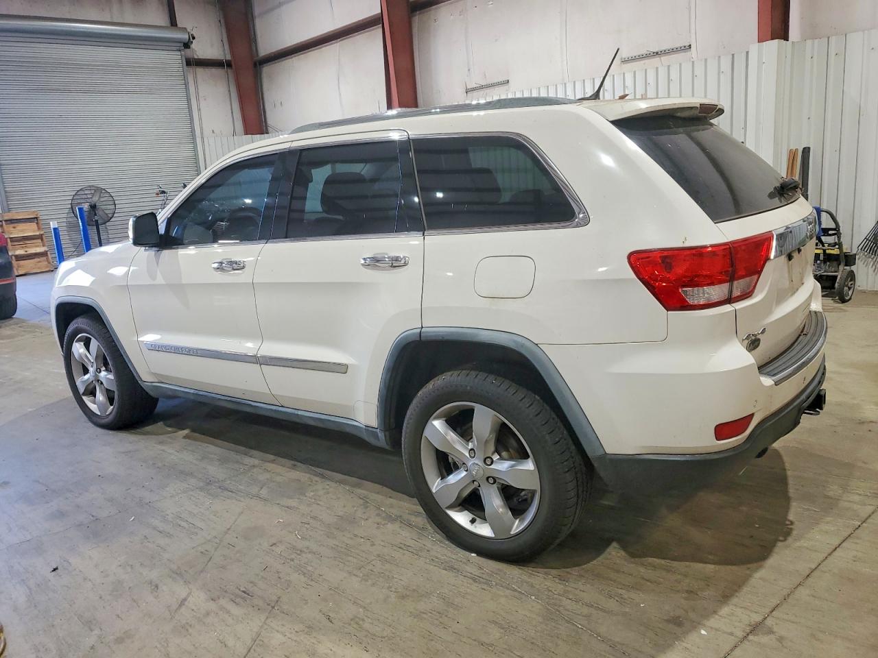 2011 JEEP GRAND CHEROKEE OVERLAND photo 2