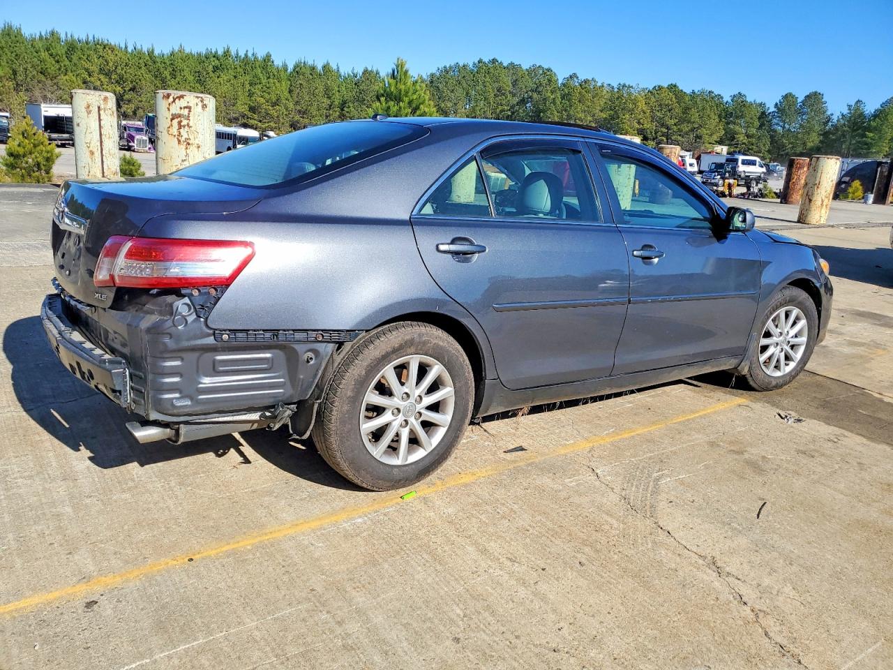 2011 TOYOTA CAMRY BASE photo 3