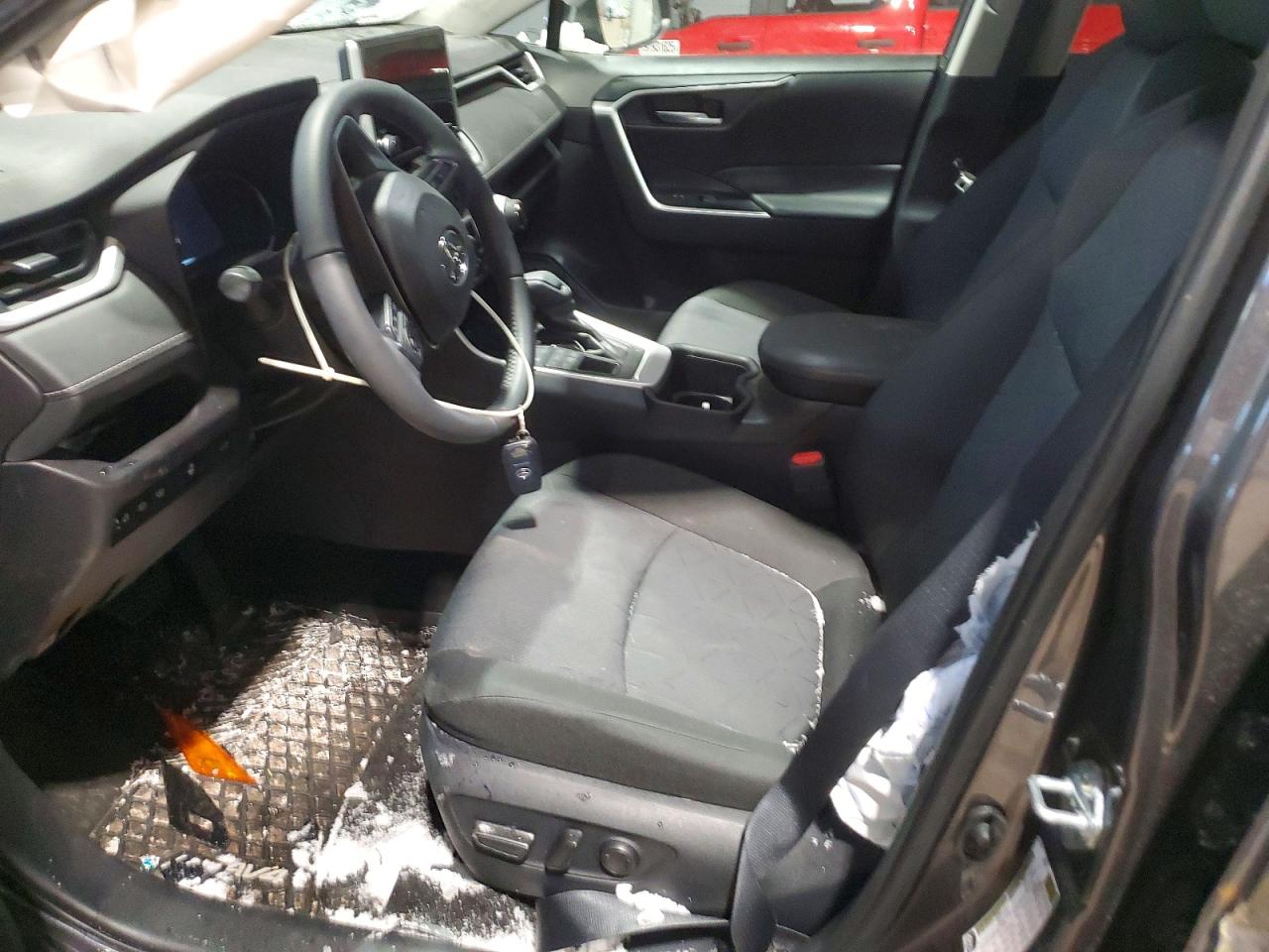 2025 TOYOTA RAV4 XLE photo 13
