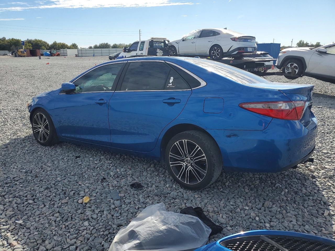 2016 TOYOTA CAMRY LE photo 2