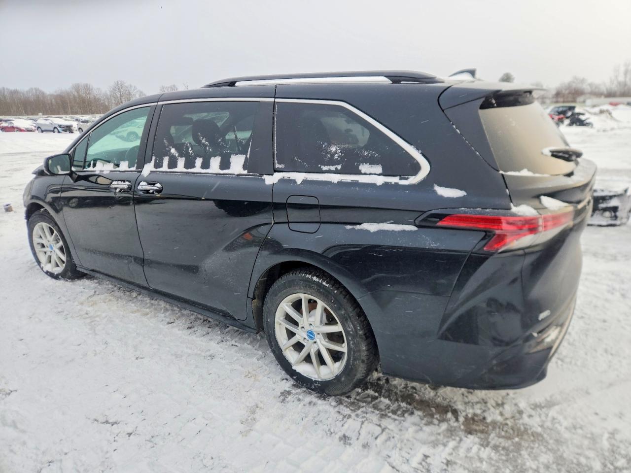 2022 TOYOTA SIENNA XSE photo 2