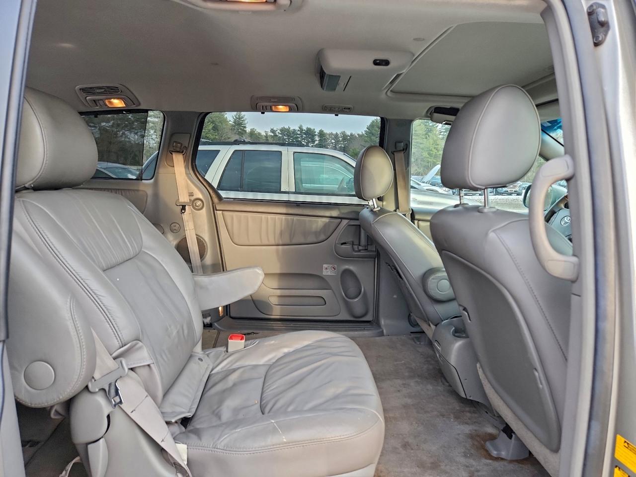 2009 TOYOTA SIENNA XLE photo 11