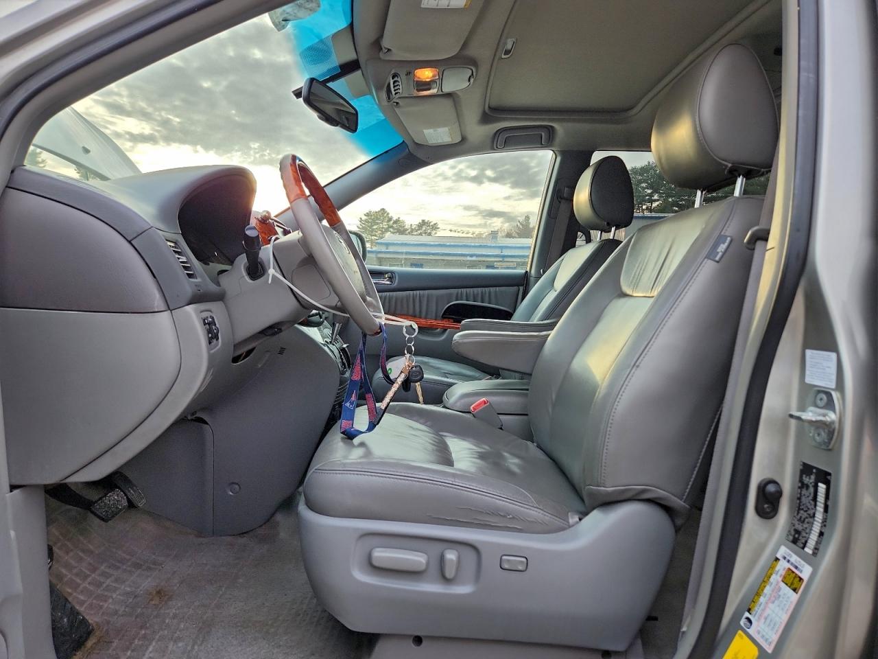 2009 TOYOTA SIENNA XLE photo 7