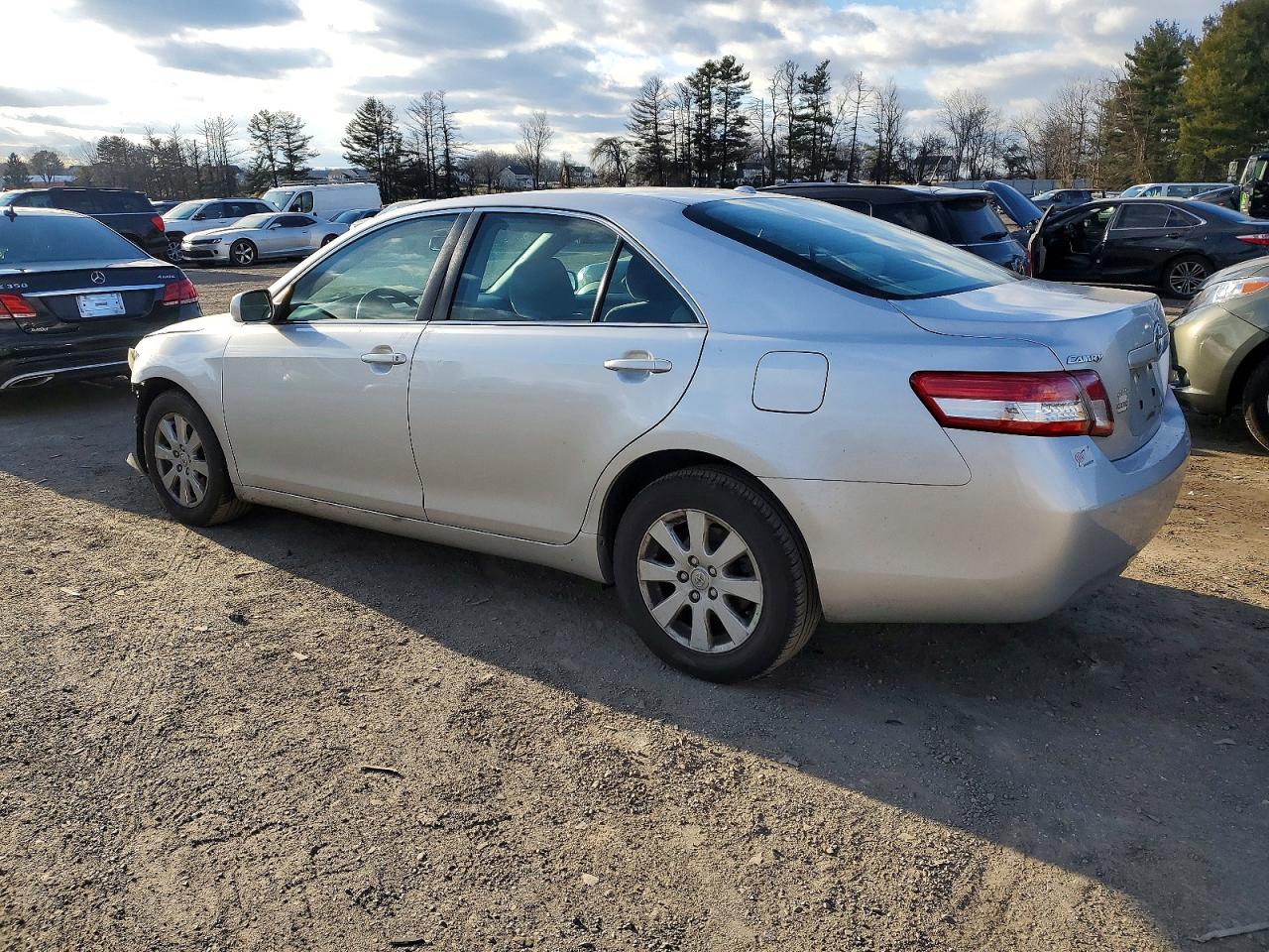 2010 TOYOTA CAMRY BASE photo 3