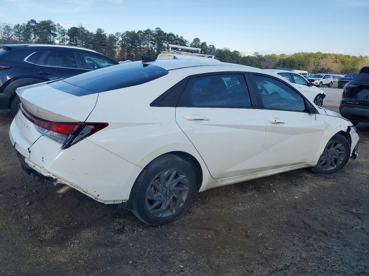 2024 HYUNDAI ELANTRA SEL photo 3