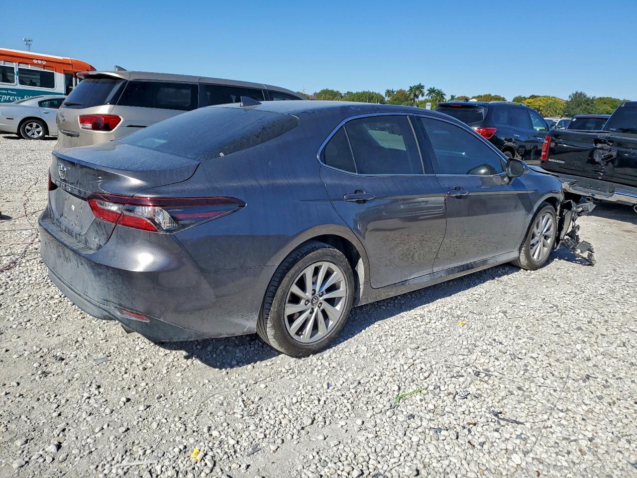 2021 TOYOTA CAMRY LE photo 3
