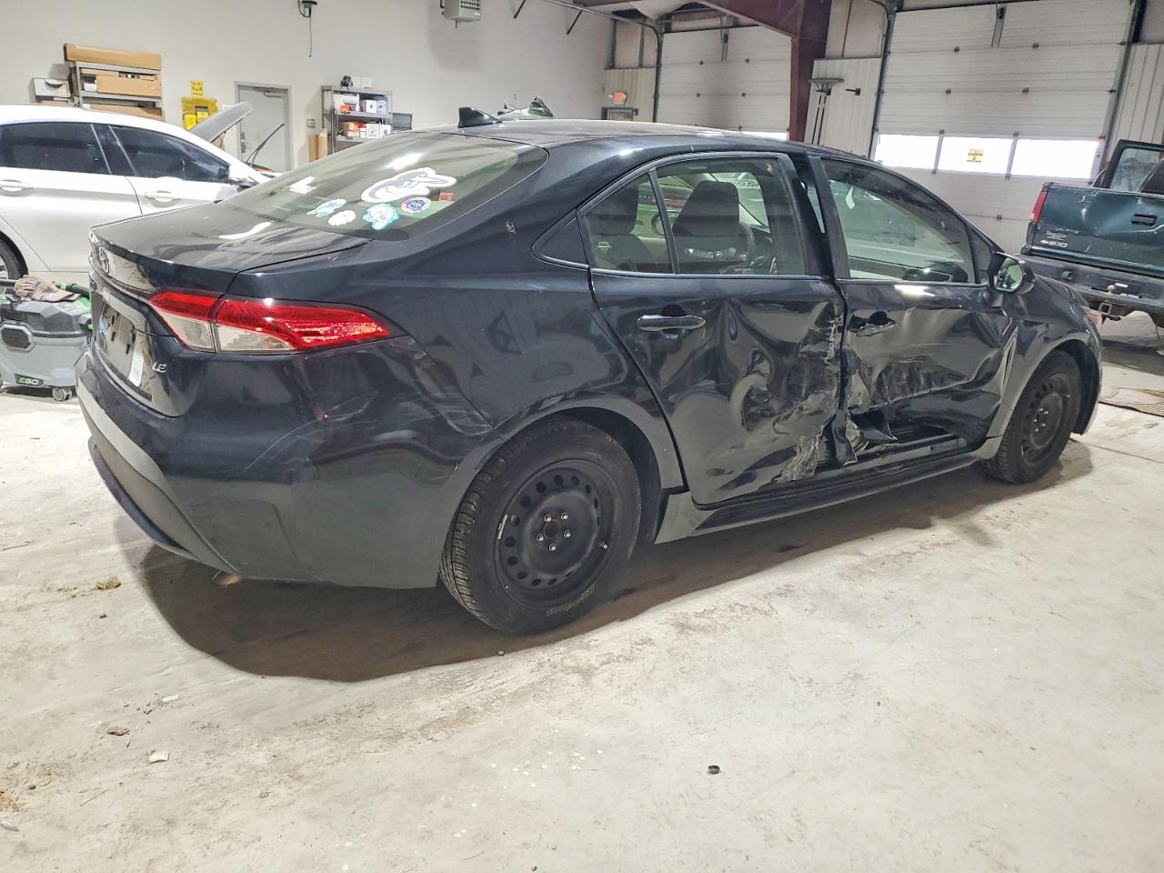 2021 TOYOTA COROLLA LE photo 3