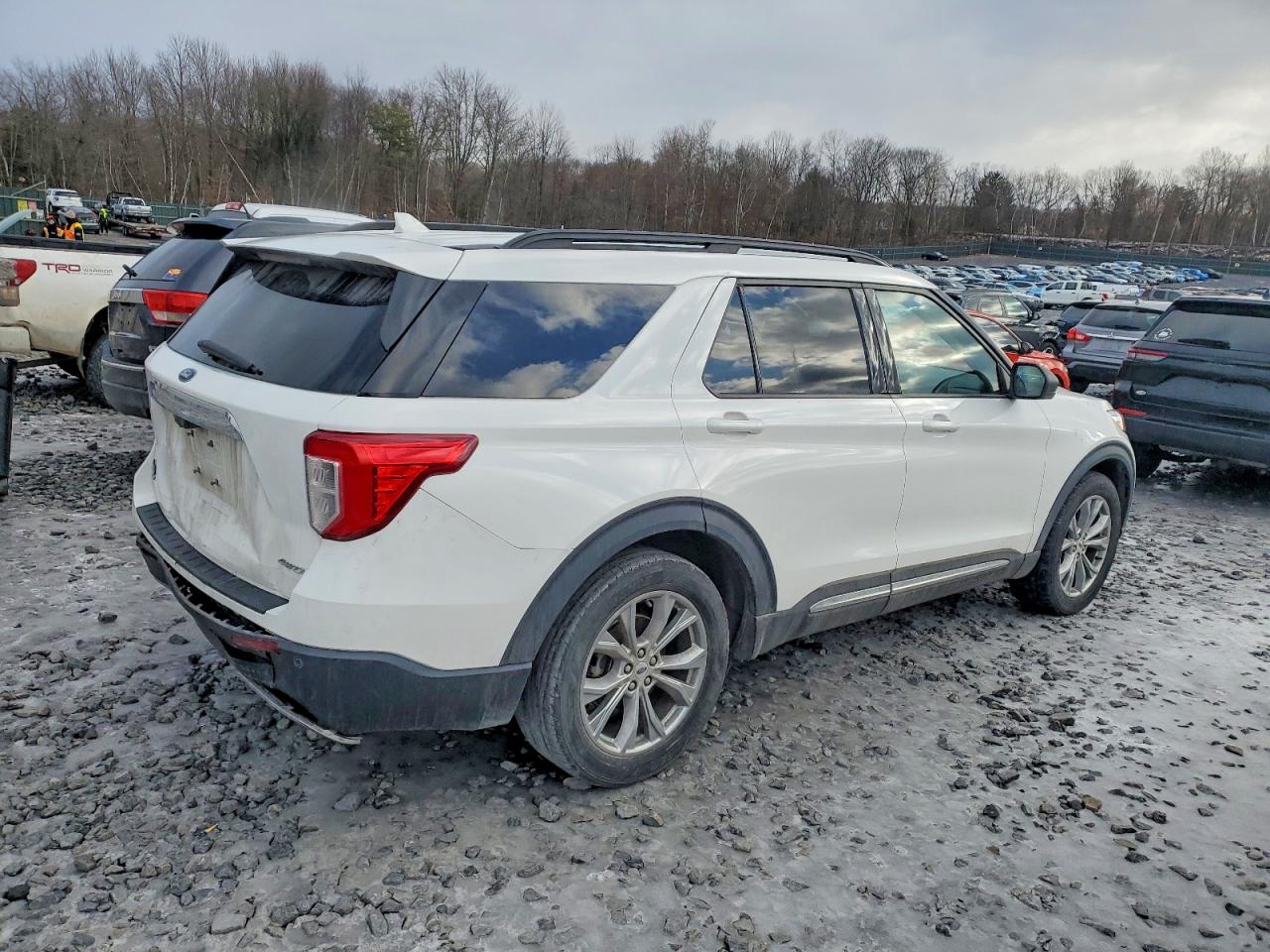 2021 FORD EXPLORER XLT photo 3