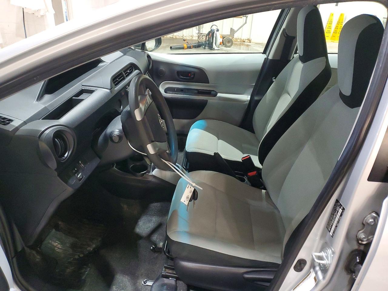 2012 TOYOTA PRIUS C photo 7