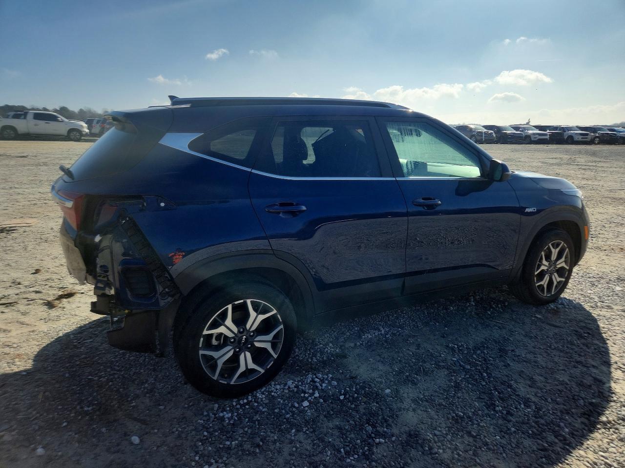 2023 KIA SELTOS EX photo 3