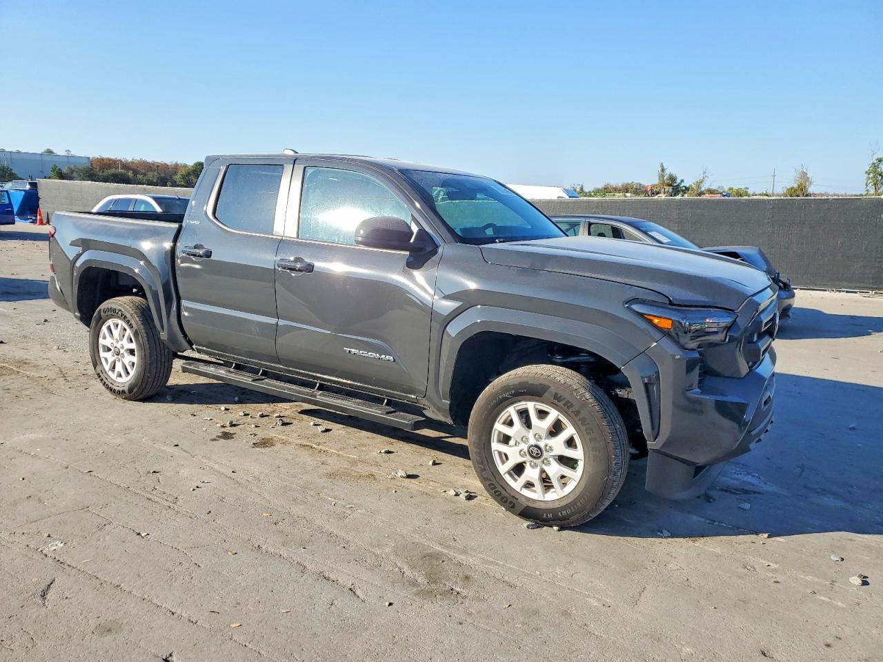 2025 TOYOTA TACOMA DOUBLE CAB photo 4