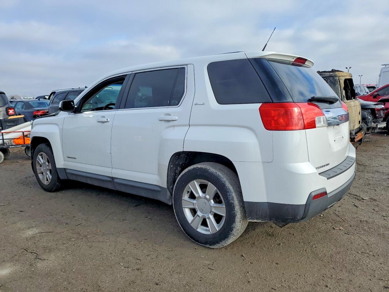 2011 GMC TERRAIN SLE photo 2