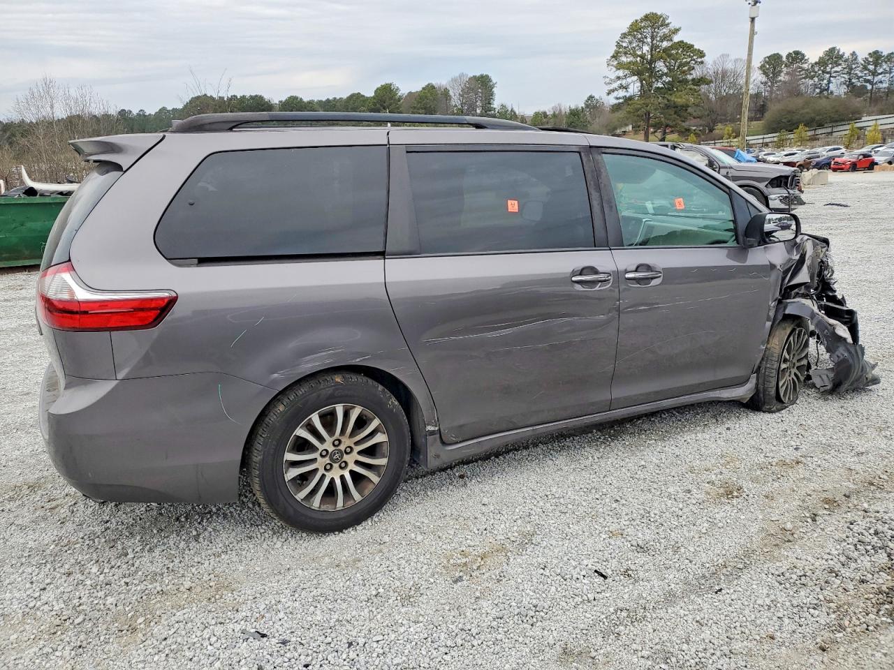 2020 TOYOTA SIENNA XLE photo 3